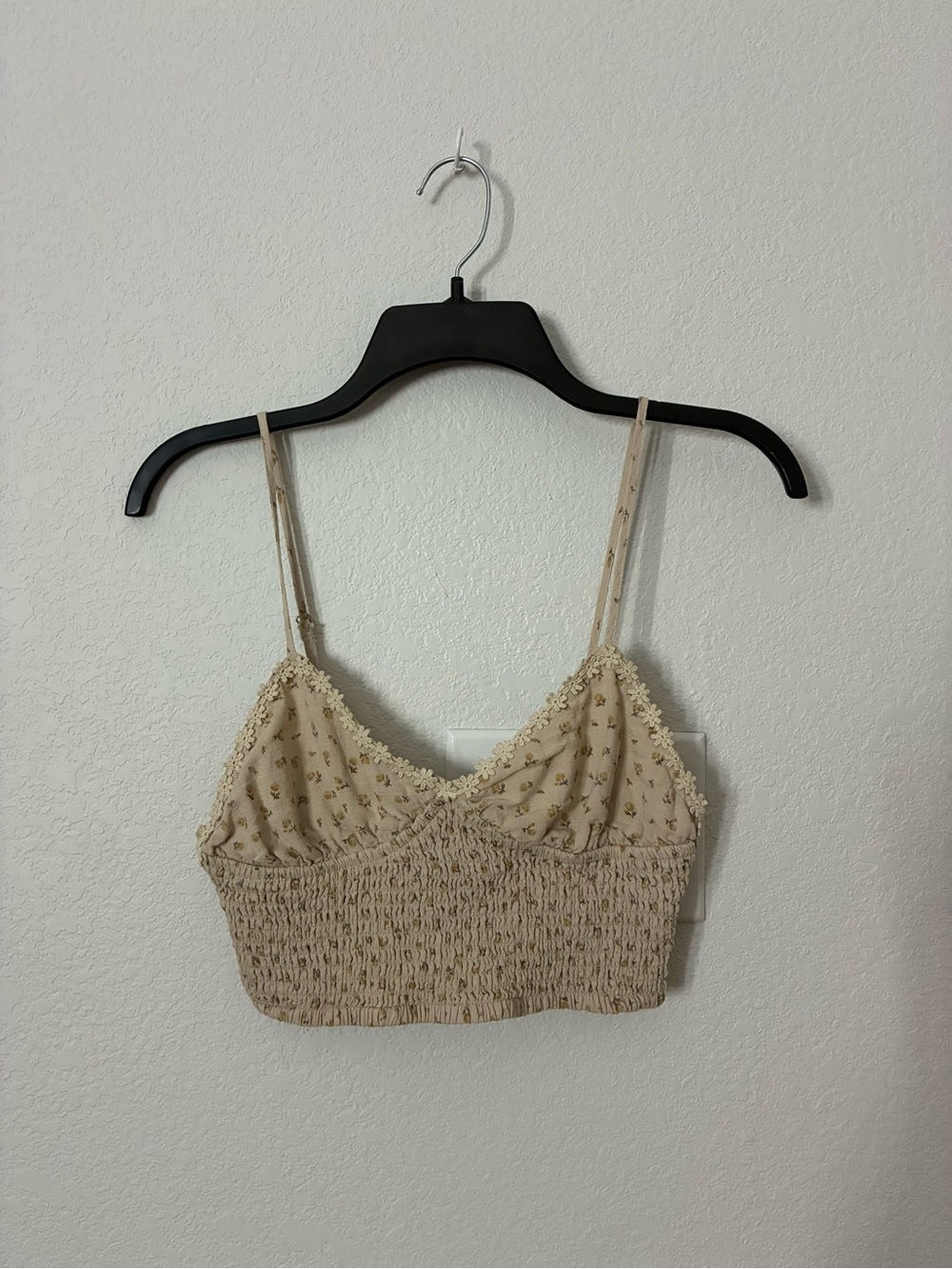 Sky & Sparrow Smocked Floral Lace Trim Cami Crop Top Beige Size Small